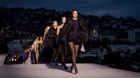 sfilata 20 anni versace|Versace sfila a Los Angeles con una nuova  .